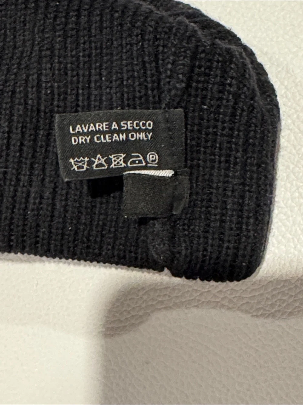 100% Authentic Gucci Black Knit Beanie with Green and Red Stripe
